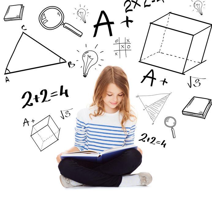 wiskundige vormen, notaties en een leerling dat een studieboek leest