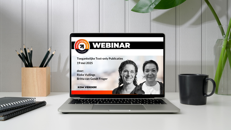 afbeelding van laptop met op het scherm tekst Webinar Toegankelijke Text-only Publicaties, portretten van de presentatoren Rieke Kersten en Britta van Gendt Froger.