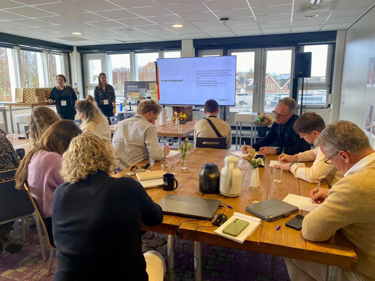 deelnemers aan de slag tijdens de workshop Beeldbeschrijving & AI