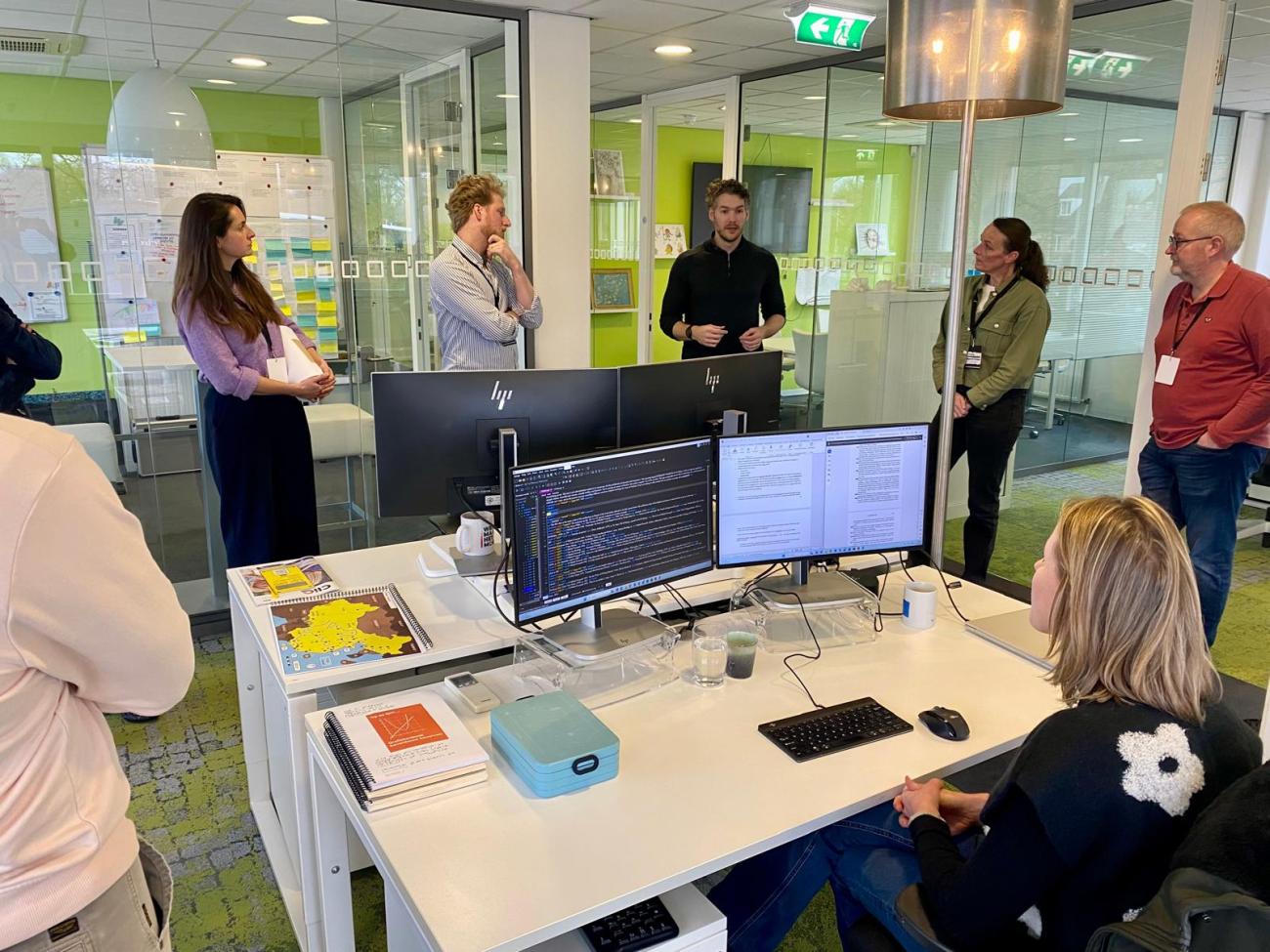 Bart Donders geeft uitleg over het werk dat Tekst & Beeld van Dedicon doet